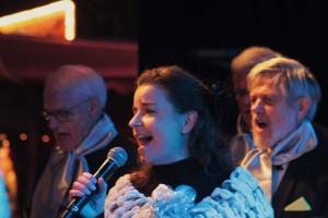 Roos met haar "backing vocals"